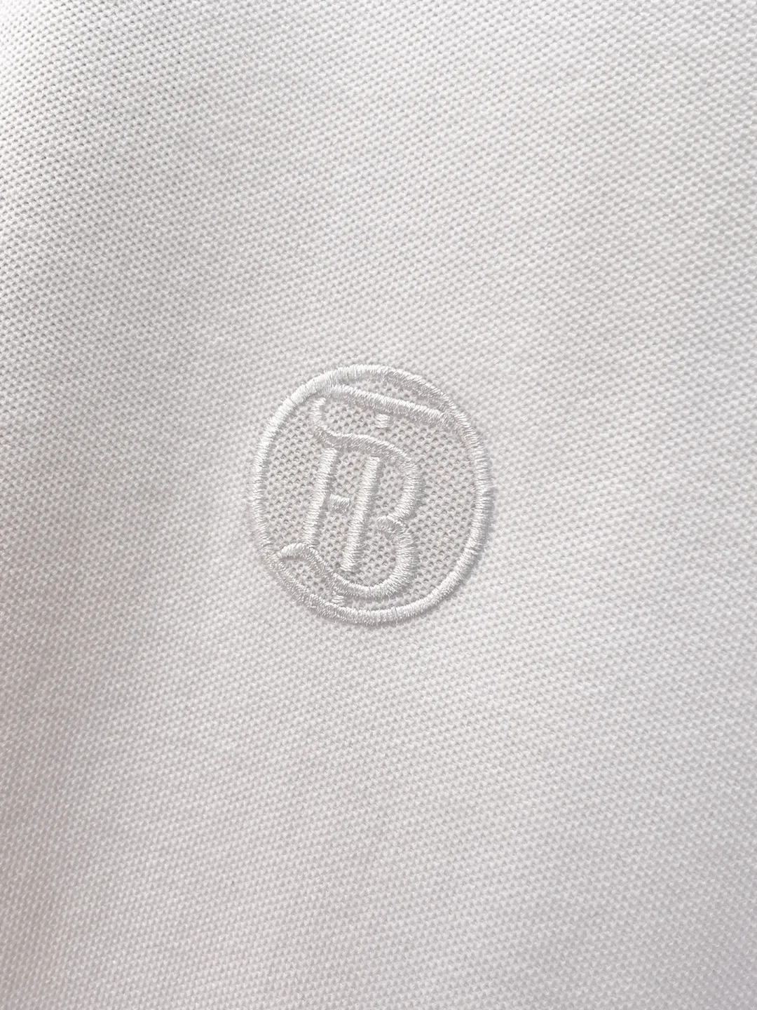 BURBERRY New Arrival Polo shirt, complete with three labels, original fabric, original customized accessories, official Same Style, using 210 grams of pure cotton pique fabric, customized same-tank dyed fabric, very comfortable and smooth to the touch, very wide and stylish, produced by a first-line brand on behalf of Factory, imported Behringer embroidery machine, embroidery is full and textured, imported Kangli direct-injection machine, printing is clear and textured, the collar rib is woven with imported yarn It will not lose shape after being worn for a long time. It is the most New Arrival style in spring and summer. It is fashionable and individual. It is super Versatile and looks good. It is very suitable for both men and women. It is a must-have for everyone. Size: S-XXL